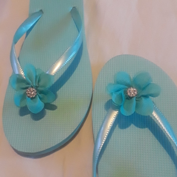 🌴2 pair for $8 Summer Flip Flops🌴 - Picture 2 of 3